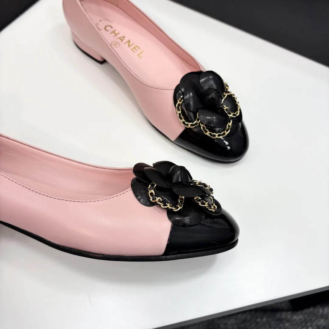 👟👟Ex-factory price 580👟👟 CHANEL｜Chanel Chanel 25C early spring new product Camellia series flat shoes This season’s Camellia series is really beautiful😍 Grandma Xiang’s family has always been elegant and ladylike, full of high-end sense! It’s very nice on the feet~ Whether worn barefoot or paired with skirts or trousers, it’s very versatile! Incomparably beautiful! Extraordinarily fairy 🧚 Overwhelmingly girly‼ ️ The upper is made of imported lambskin, the lining is made of mixed sheepskin, and the Italian A-grade leather outsole Size: 35-39 (40/41 customized)